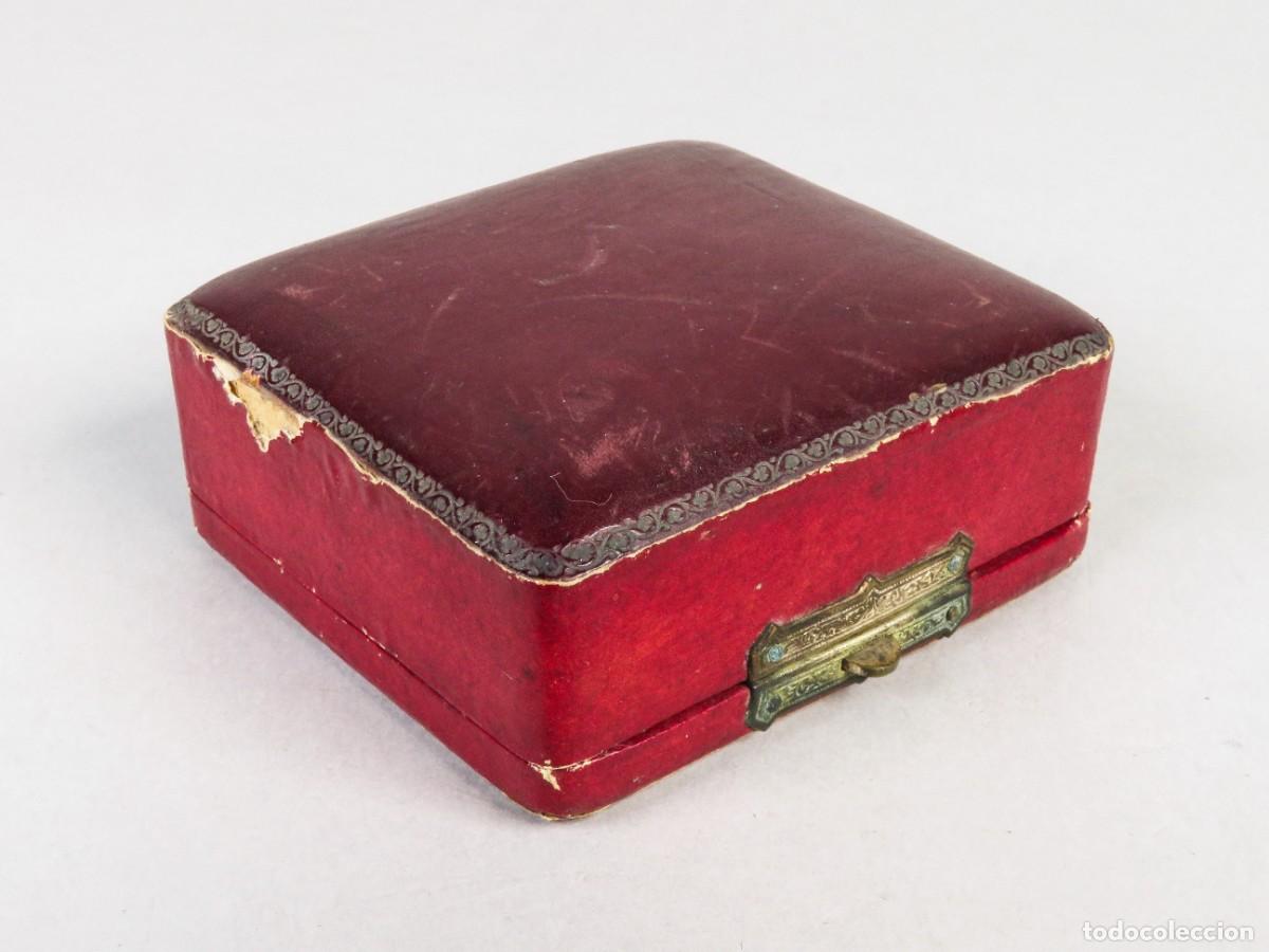 Caixas e caixinhas met&aacute;licas: Estuche con juego de botoner&iacute;a caballero metal dorado revestido piel interior seda finales siglo XIX