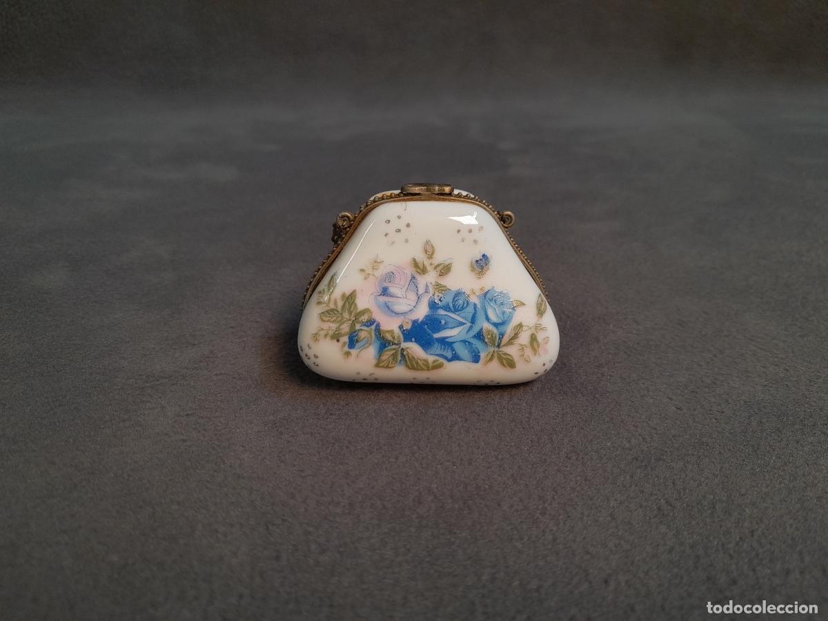 Casse e cassette metalliche: PASTILLERO DE PORCELANA CON FORMA DE BOLSO DE MANO. 1950 CA.