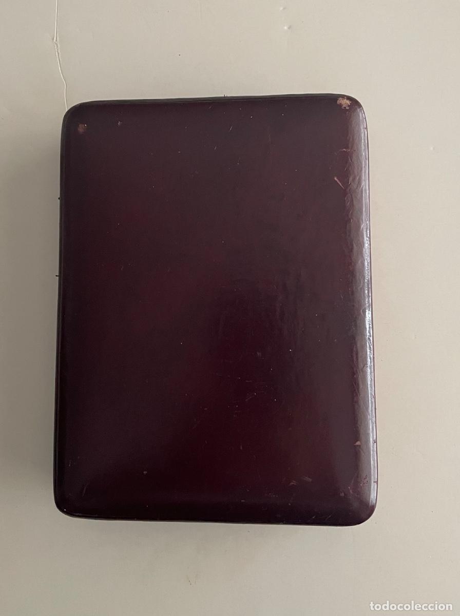 Cajas y cajitas met&aacute;licas: Caja para misal o devocionario finales siglo XIX.