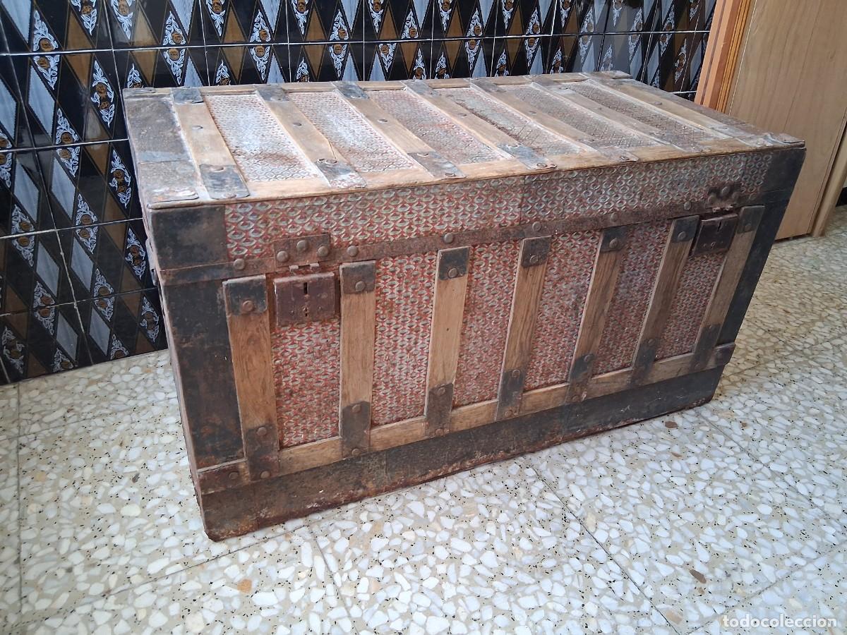 Cajas y cajitas met&aacute;licas: Baul antiguo de madera y chapa