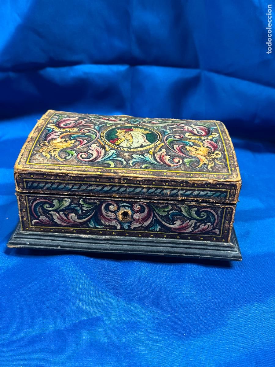 Cajas y cajitas met&aacute;licas: ANTIGUA CAJITA ALHAJERO EN MADERA ESTILO FLORENTINO - DECORACI&Oacute;N ESTUCO POL&Iacute;CROMO Y PERFIL DE REY /