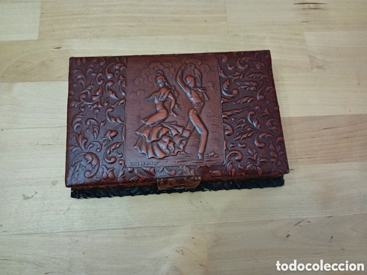 Cajas y cajitas met&aacute;licas: CAJA DE MADERA FORRADA EN CUERO REPUJADO PARA NAIPES - MOTIVO BAILAORES FLAMENCOS