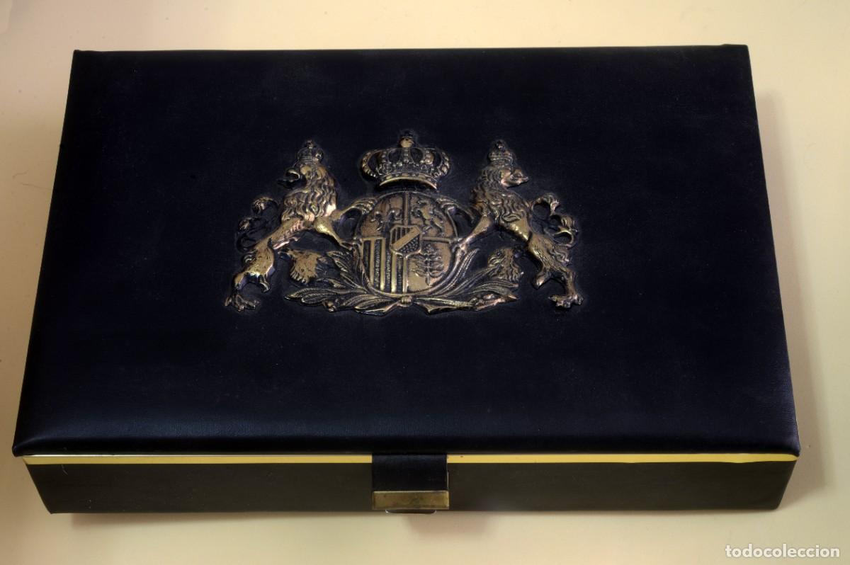 Cajas y cajitas met&aacute;licas: CAJA DE NAIPES (?) EN POLIPIEL CON ESCUDO, INTERIOR EN ROJO