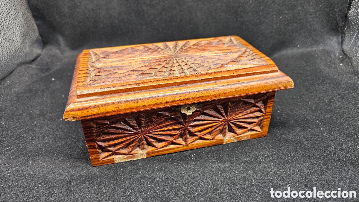 Cajas y cajitas met&aacute;licas: Caja de madera de Tea canaria tallada