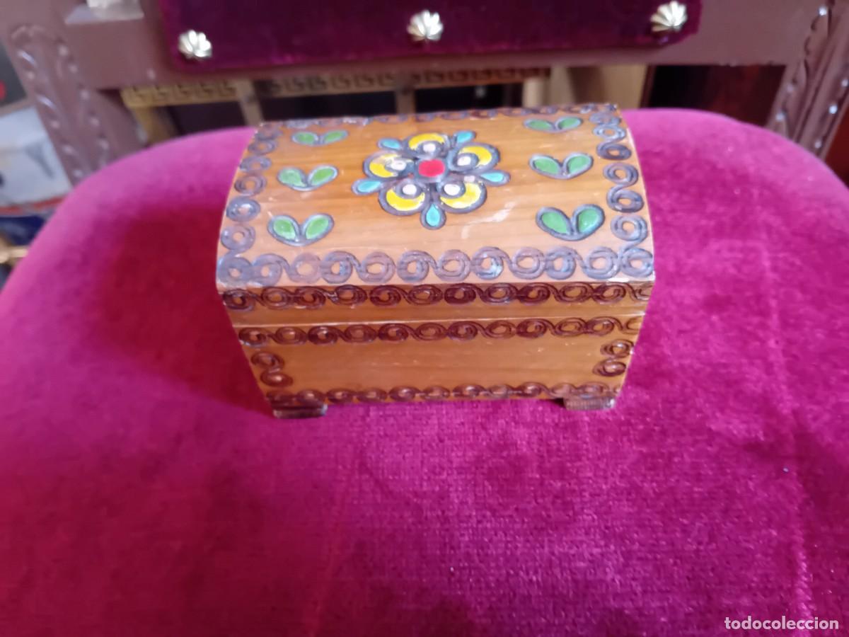 Cajas y cajitas met&aacute;licas: Joyero tipo ba&uacute;l de madera tallado y pintado d&eacute;cada de los 70