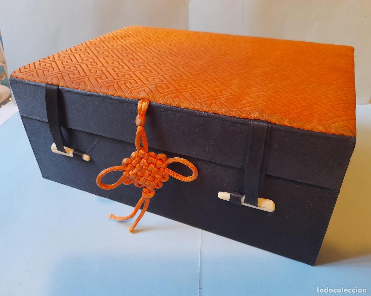Cajas y cajitas met&aacute;licas: Caja China Joyero o Costurero 2 pisos con espejo forrada en tela seda Negra y Naranja
