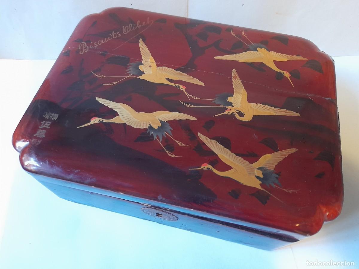 Cajas y cajitas met&aacute;licas: Antigua Caja BISCUITS OLIBET madera lacada tapa decorada con Garzas doradas volando 22 cm.
