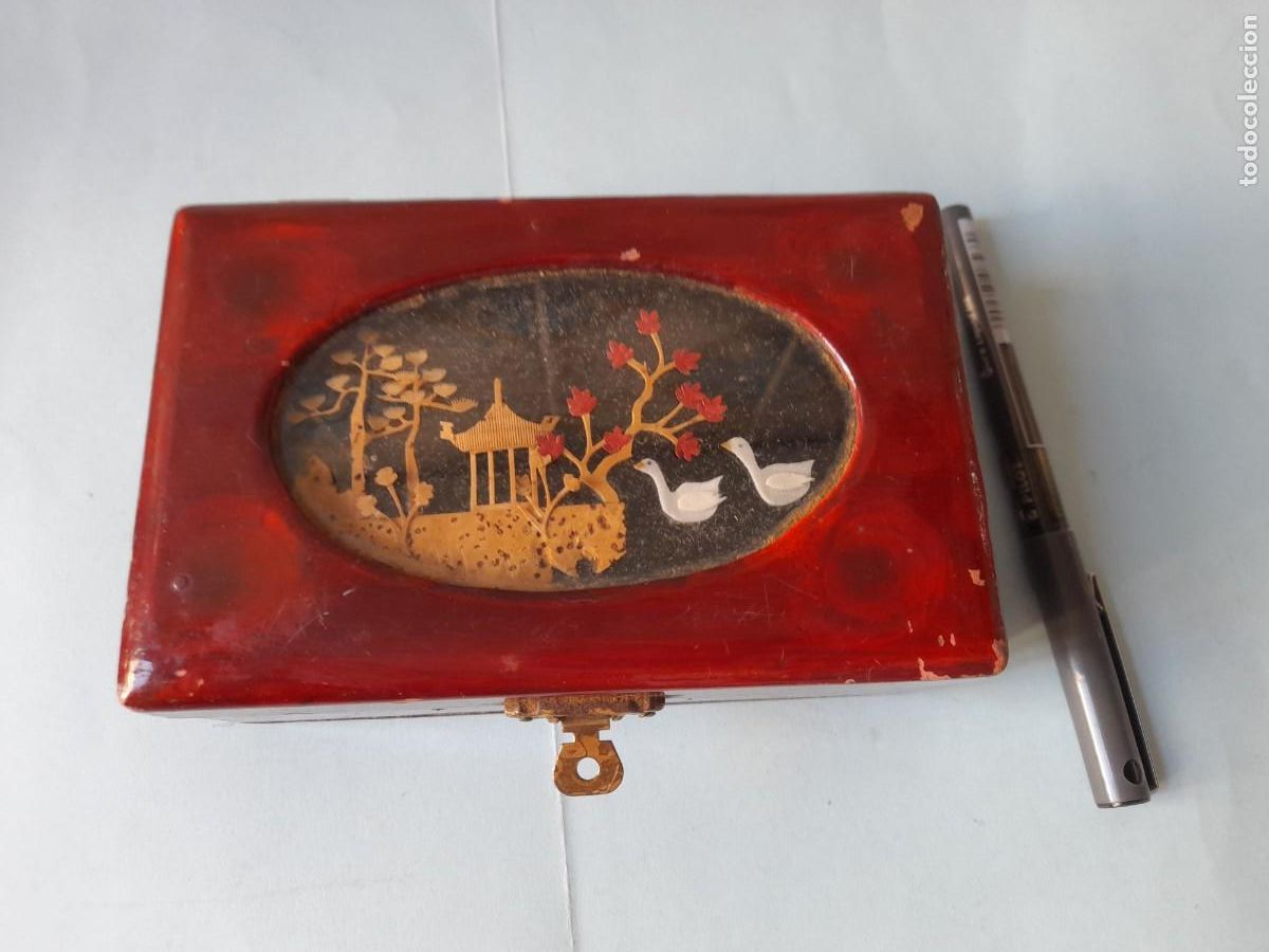 Casse e cassette metalliche: Peque&ntilde;a caja china joyero de madera lacada con diorama arquitecturas y patitos. Interior seda roja