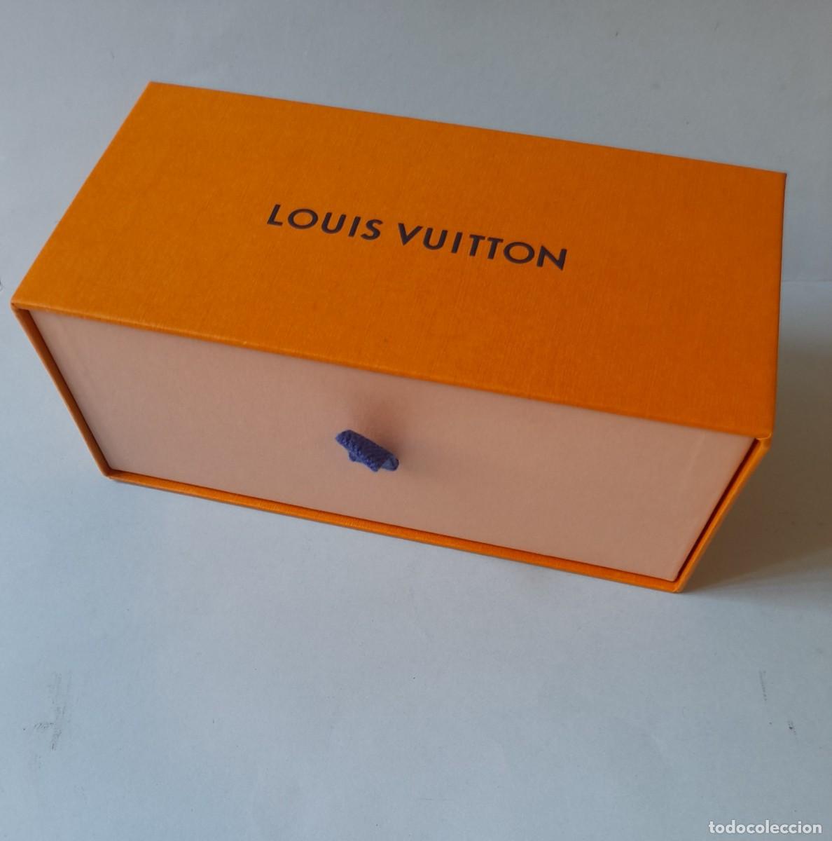 Cajas y cajitas met&aacute;licas: Caja Estuche LOUIS VUITTON amarillo con otro estuche dentro azul, m&aacute;s el librillo instrucciones.