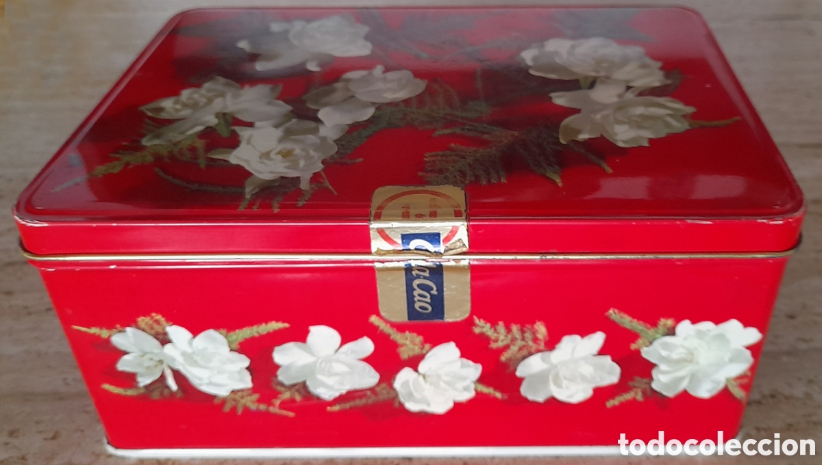 Cajas y cajitas met&aacute;licas: Lata Cola-Cao vintage flores blancas fondo rojo.