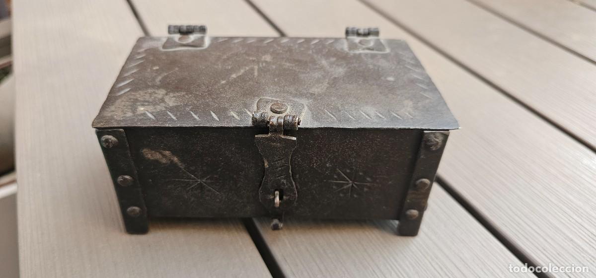Cajas y cajitas met&aacute;licas: Preciosa y muy especial caja peque&ntilde;a de hierro