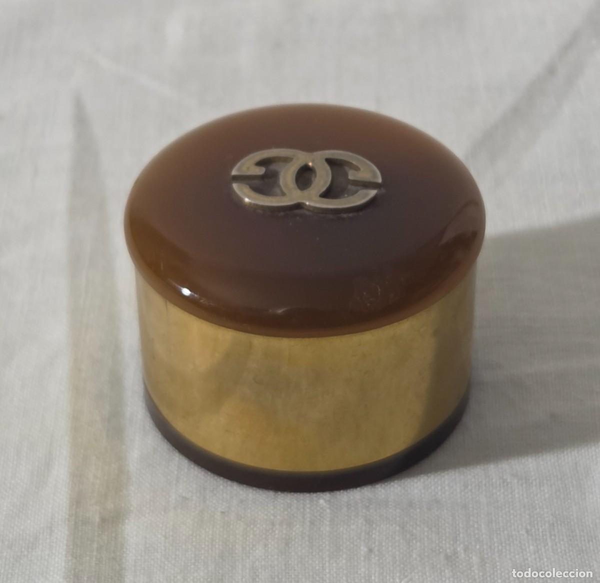 Cajas y cajitas met&aacute;licas: Caja anillero de Chanel en metal dorado y pasta simil ambar
