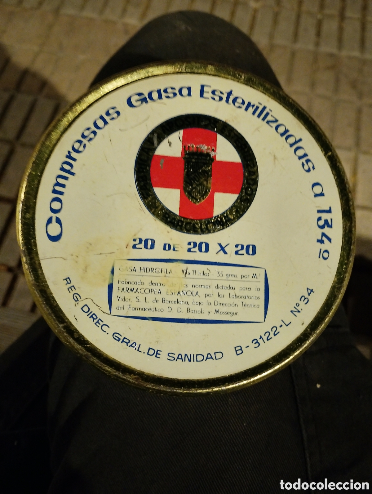 Cajas y cajitas met&aacute;licas: Antigua caja de lata met&aacute;lica de compresas de gasas esterilizadas-Laboratorios Vidor-Barcelona-.