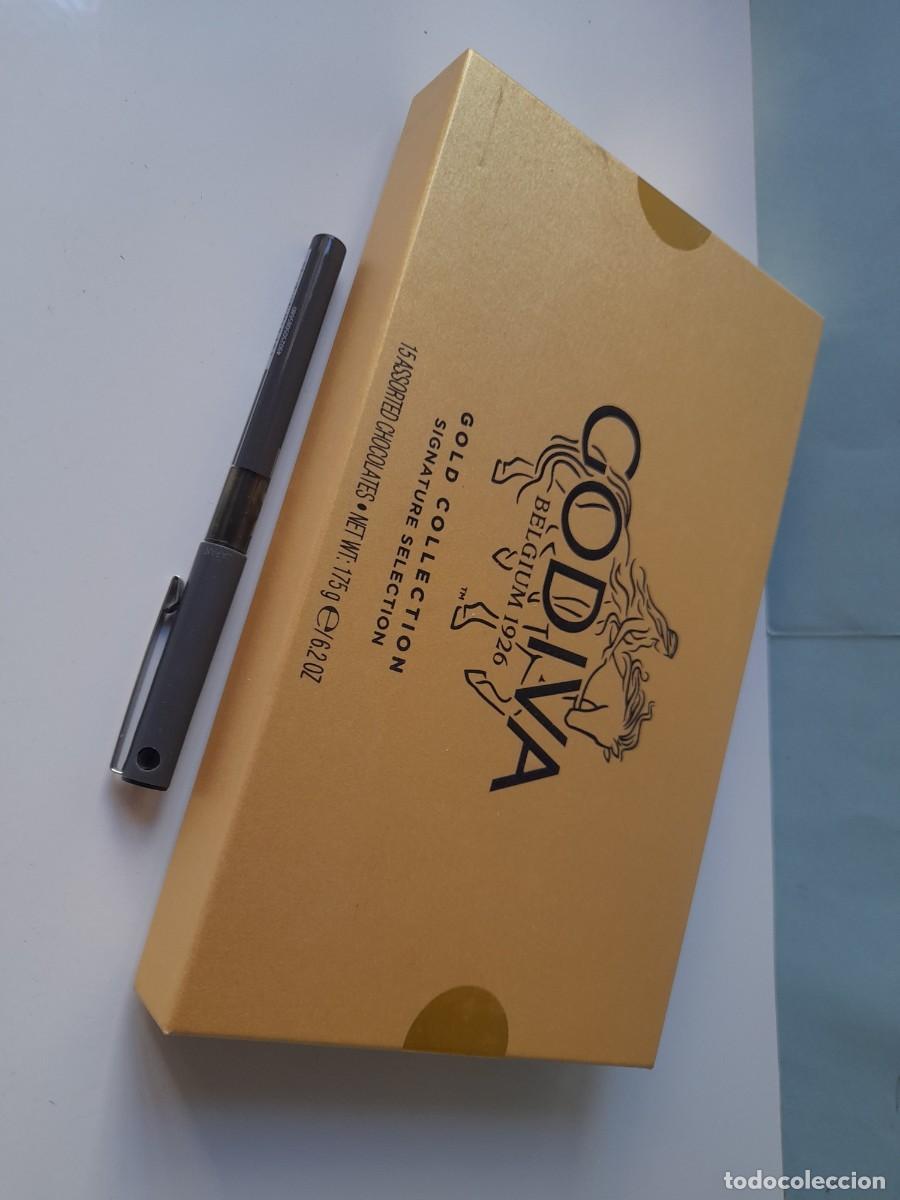 Bo&icirc;tes et petites bo&icirc;tes m&eacute;talliques: Caja de cart&oacute;n Bombones GODIVA GOLD Collection . Vac&iacute;a. Medidas: 22 x 13,5 cm.