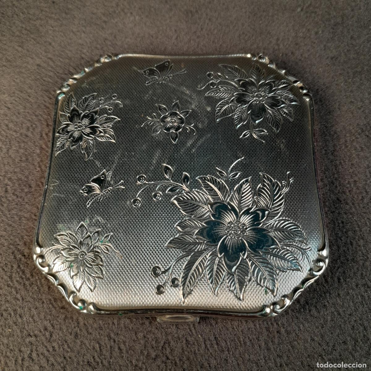 Blechdosen und Kisten: POLVERA DE TOCADOR CON GRABADOS FLORALES. 1950 CA.