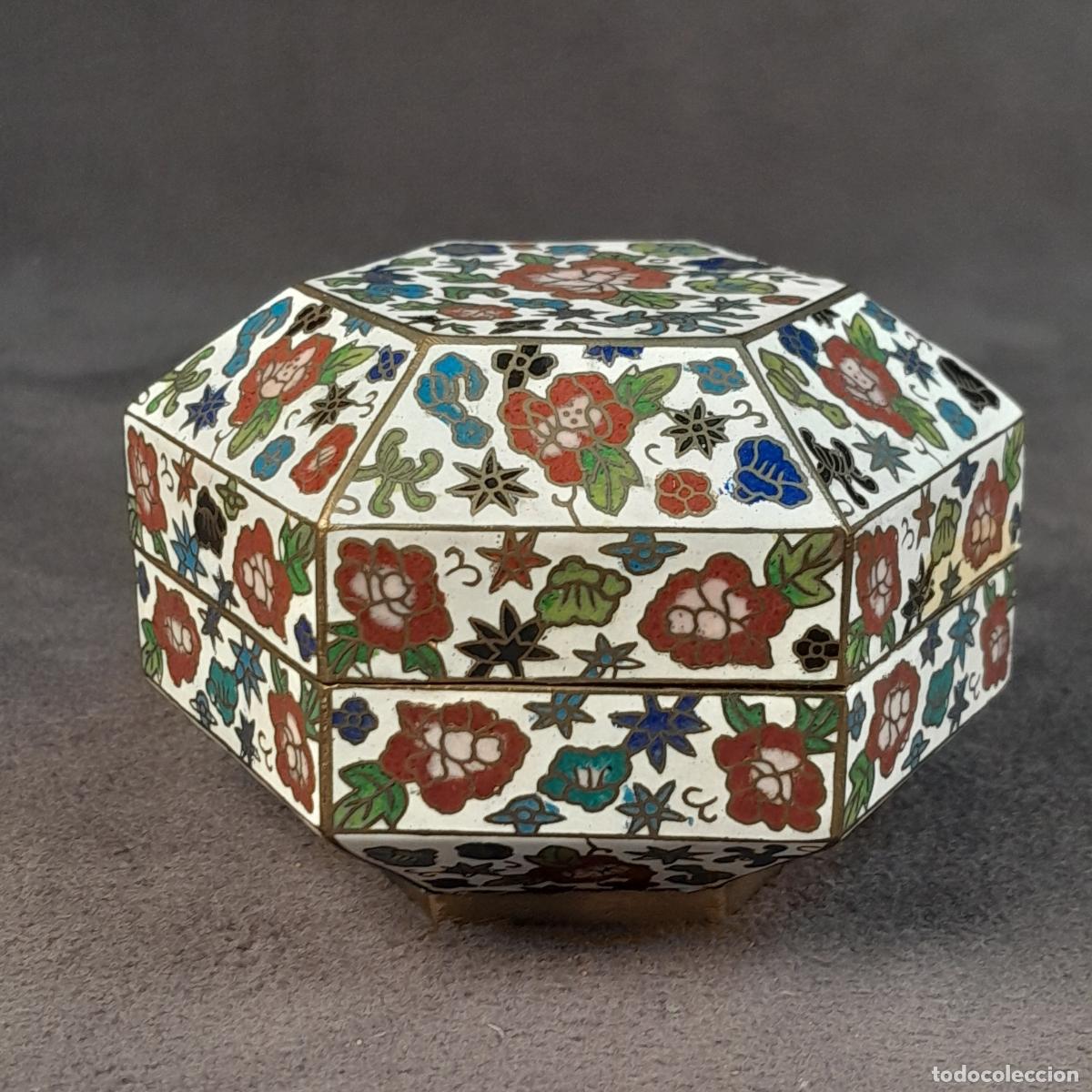 Blechdosen und Kisten: CAJA HEXAGONAL DE METAL ESMALTADO T&Eacute;CNICA CLOISONN&Eacute;. 1930 CA.