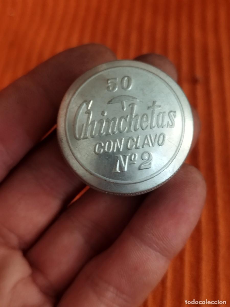 Cajas y cajitas met&aacute;licas: Antigua caja met&aacute;lica vac&iacute;a, de Chinchetas con clavo n&uacute;mero 2.