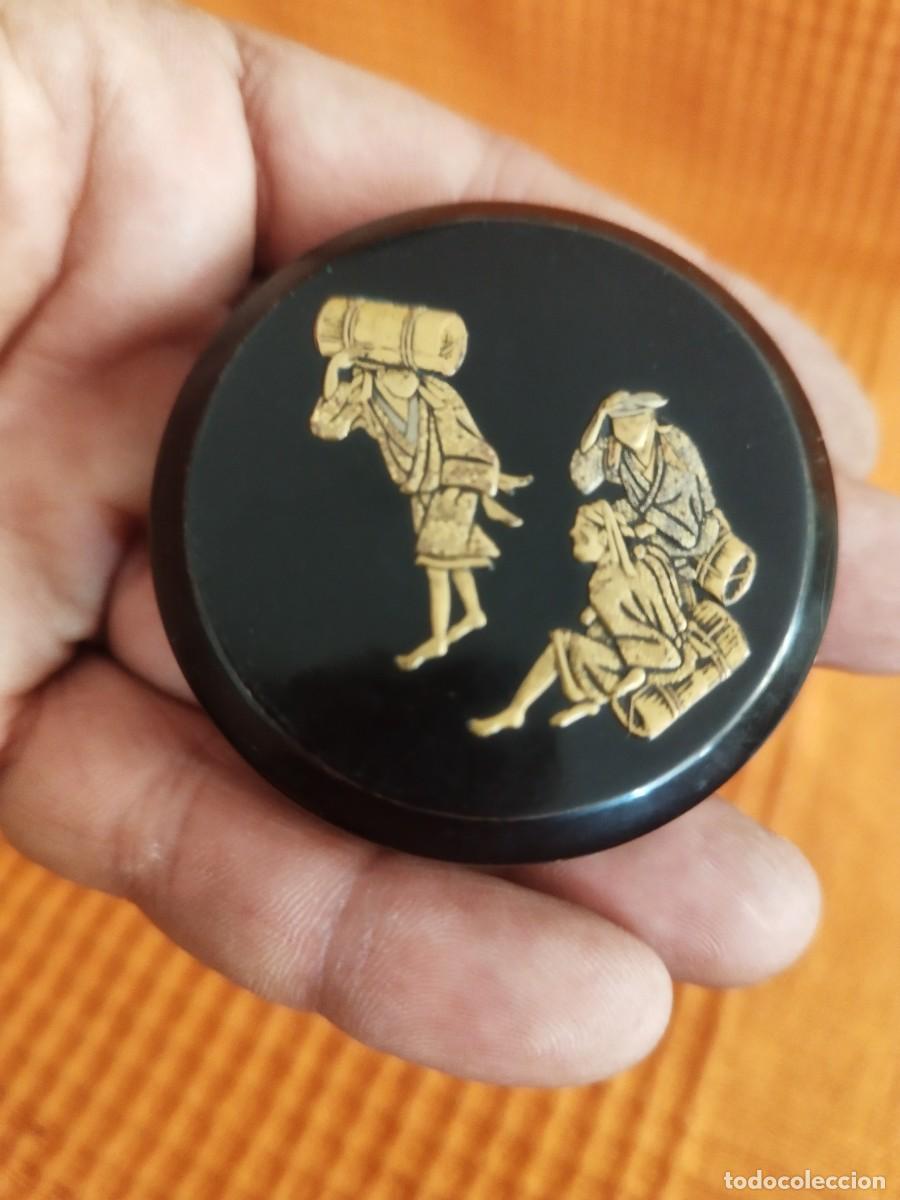 Cajas y cajitas met&aacute;licas: Antigua tapadera de caja oriental. Con im&aacute;genes en relieve en dorado.