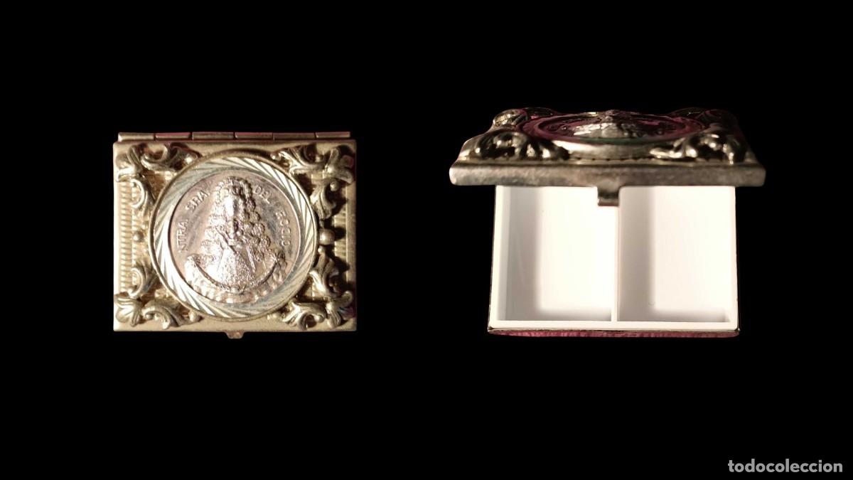 Boxes and metal boxes: PASTILLERO NUESTRA SE&Ntilde;ORA DEL ROC&Iacute;O RELIEVE BARROCO &middot; MEDALL&Oacute;N &middot; ESMALTE BURDEOS &middot; PORCELANA 60/70