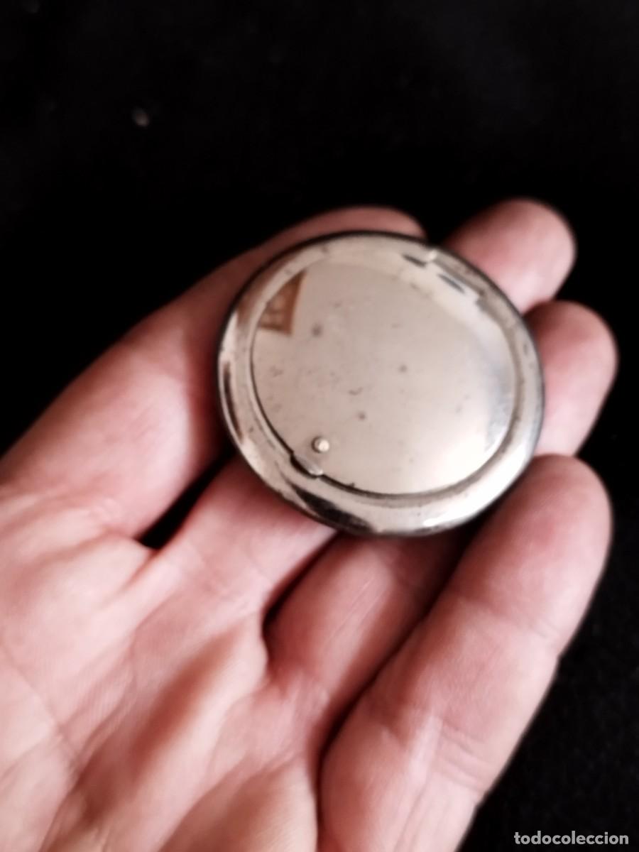 Cajas y cajitas met&aacute;licas: Antigua peque&ntilde;a polvera de metal. Maquillaje. Peque&ntilde;a caja redonda.