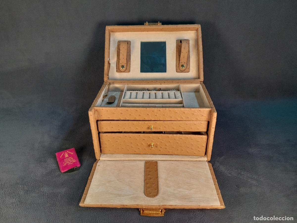 Bo&icirc;tes et petites bo&icirc;tes m&eacute;talliques: ESTUCHE JOYERO DE SOBREMESA REALIZADO EN PIEL. EGIPTO, 1970 CA.