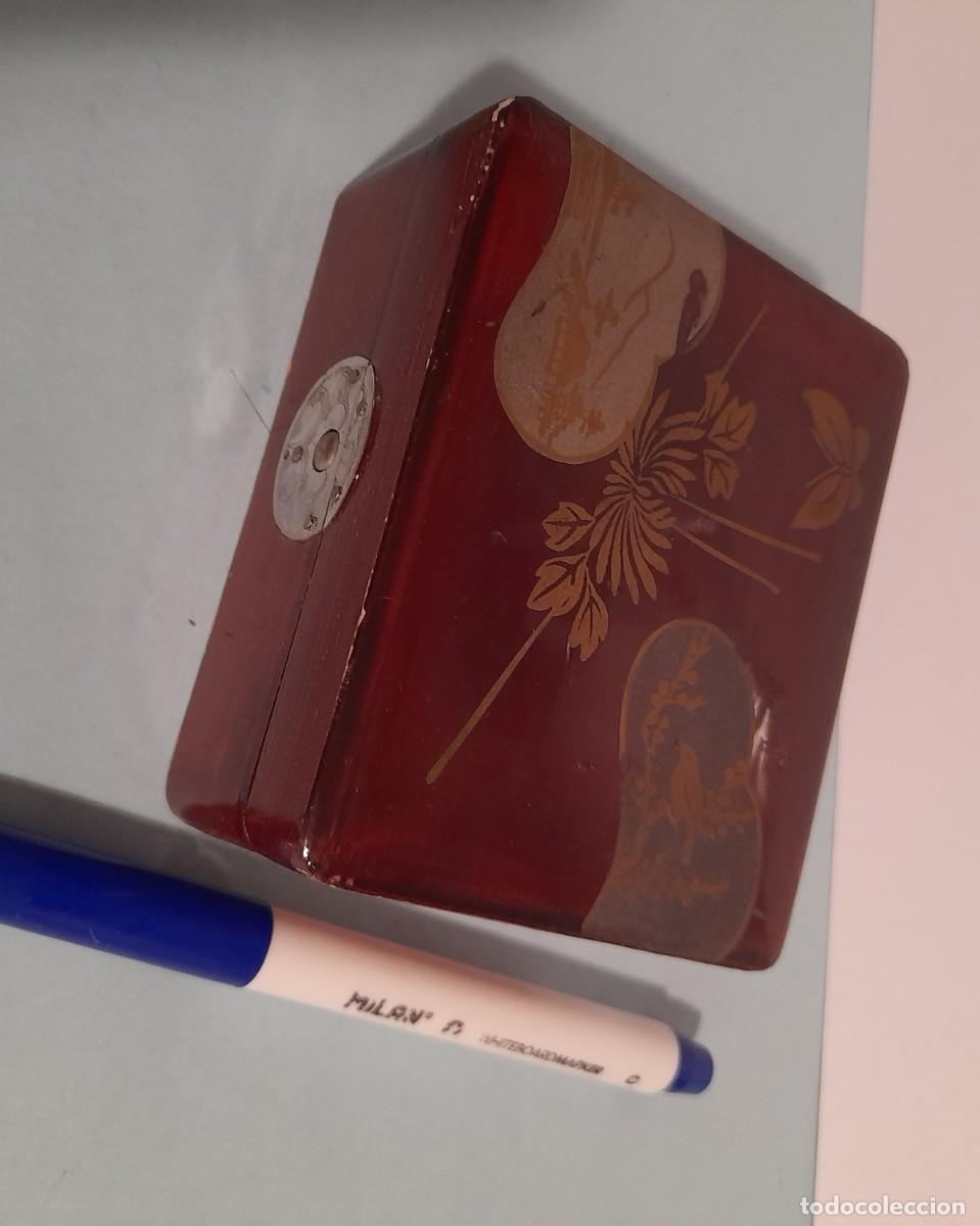 Cajas y cajitas met&aacute;licas: Caja laca peque&ntilde;a tapa decorada con flores, mariposa y 2 peque&ntilde;os paisajes. 10 cm.