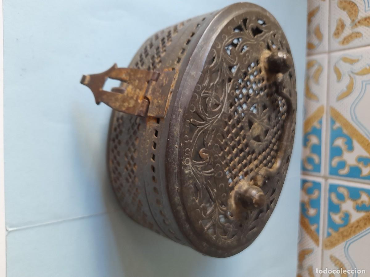 Cajas y cajitas met&aacute;licas: Caja o joyero ovalado de metal calado con tapa, asa, cierre y 4 patas, quiz&aacute; de India 15 x 12 cm