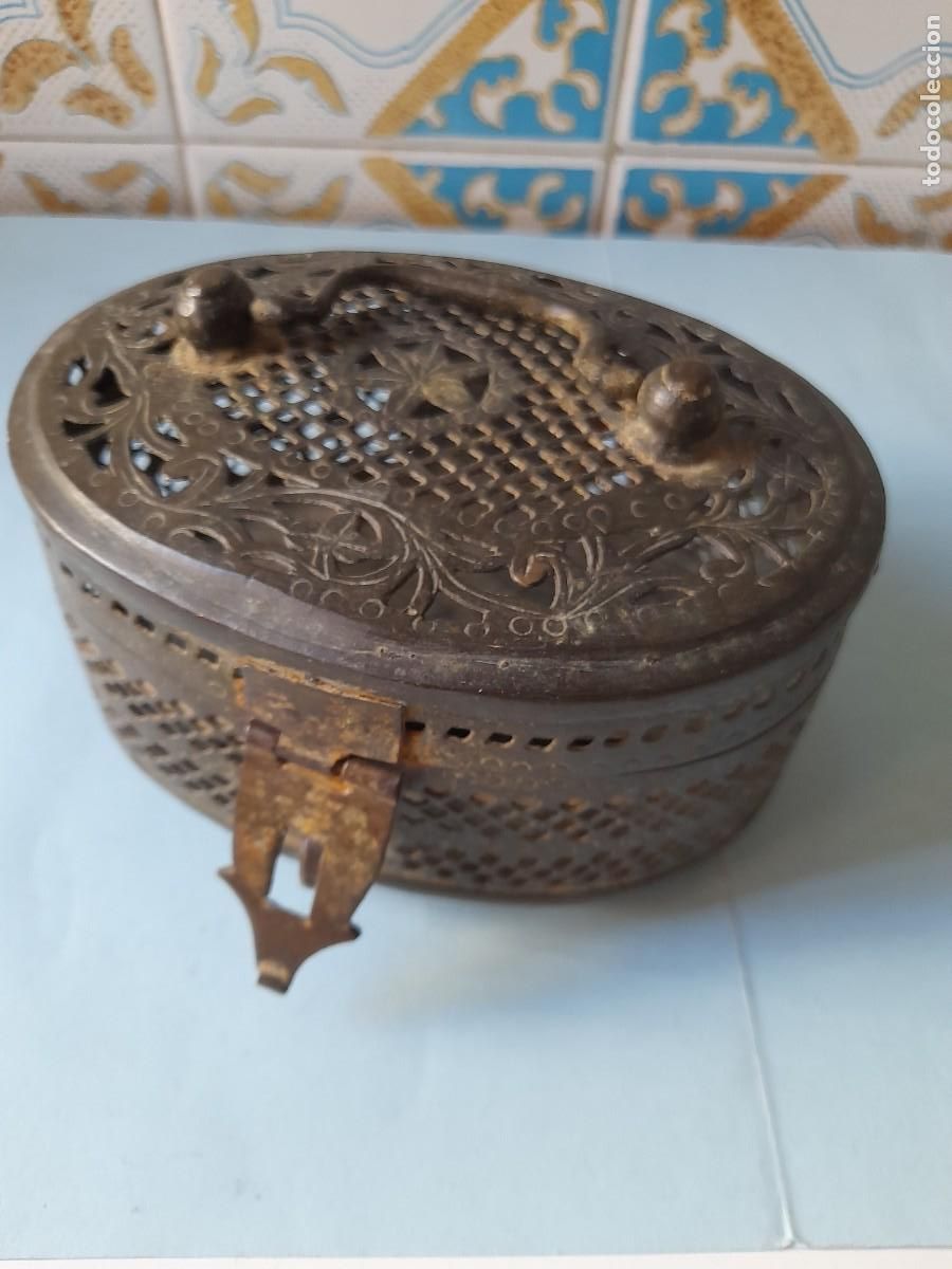 Cajas y cajitas met&aacute;licas: Caja o joyero ovalado de metal calado con tapa, asa, cierre y 4 patas, quiz&aacute; de India 15 x 12 cm