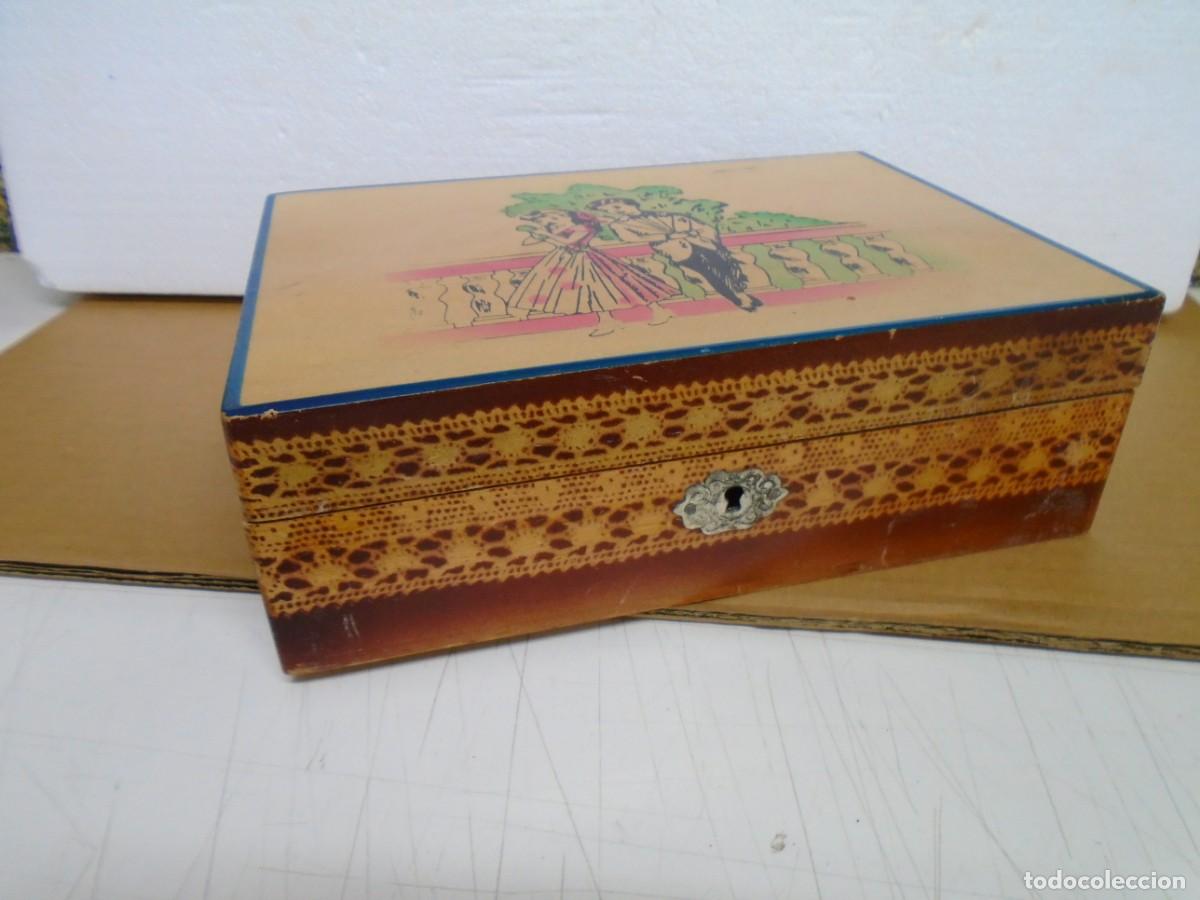 Cajas y cajitas met&aacute;licas: ANTIGUA CAJA PEINADOR DE MADERA,TAPA CON ESCENA ROMANTICA Y ESPEJO EN INTERIOR.