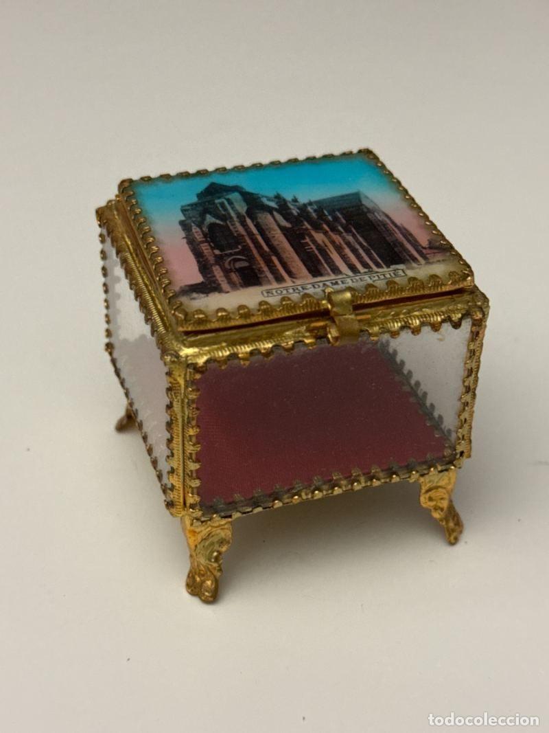 Cajas y cajitas met&aacute;licas: Joyero franc&eacute;s antiguo con caja de cristal y metal dorado Notre Damme Francia