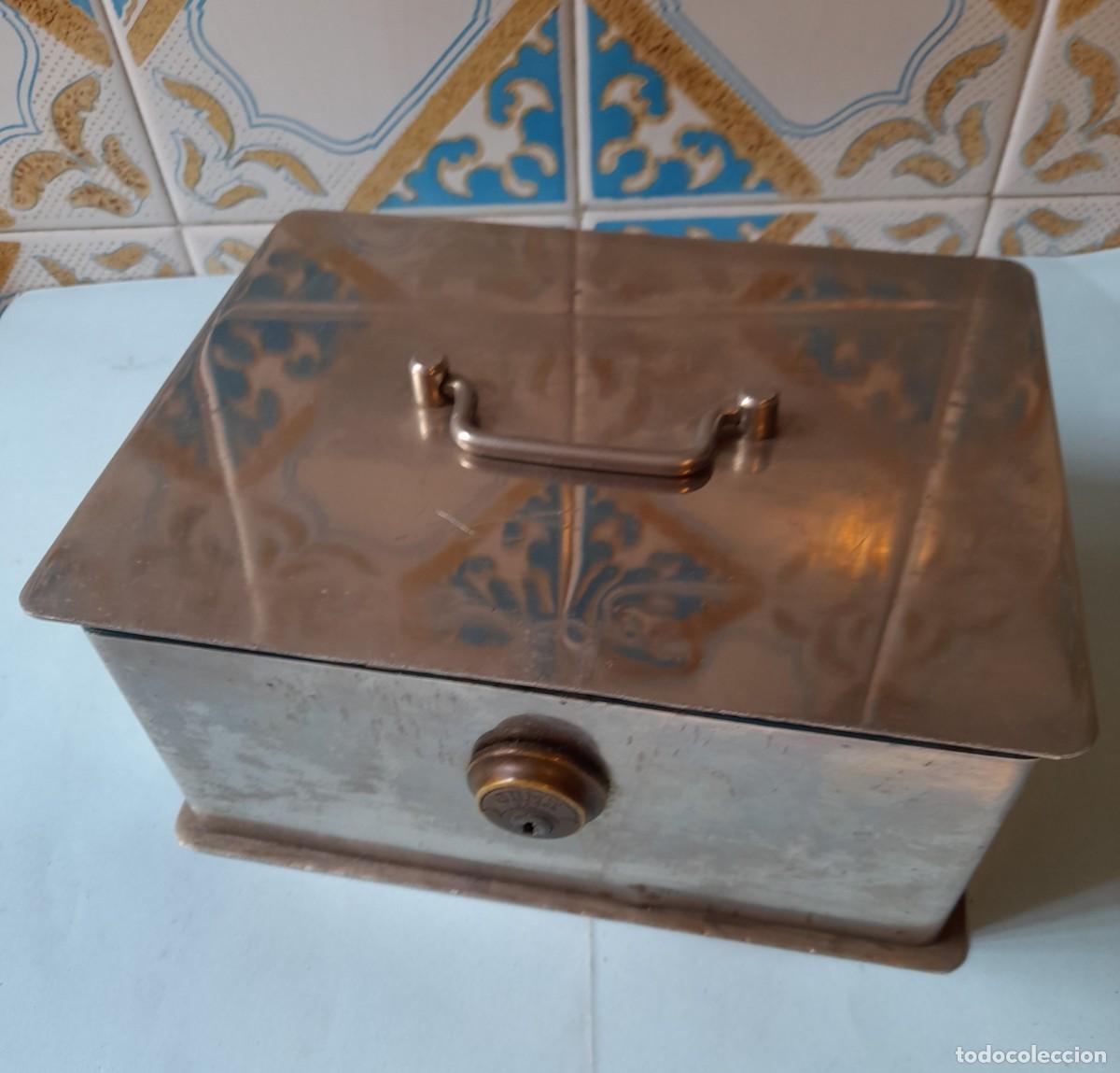 Cajas y cajitas met&aacute;licas: Antigua Caja de Caudales JOMA sin llave, tapa deformada. Medidas : 20 x 15 x 10 cm.
