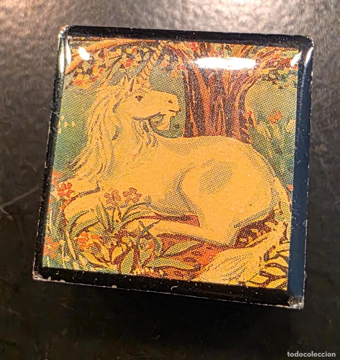 Cajas y cajitas met&aacute;licas: Peque&ntilde;a Caja Vintage Decorada con Caballo Blanco &ndash; Caja de Joyas o Colecci&oacute;n en Miniatura