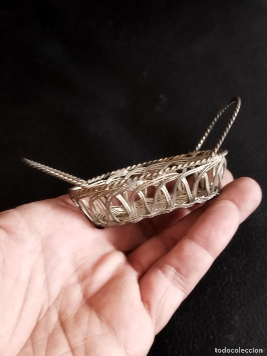 Cajas y cajitas met&aacute;licas: Antigua peque&ntilde;a cesta de hilo de metal.