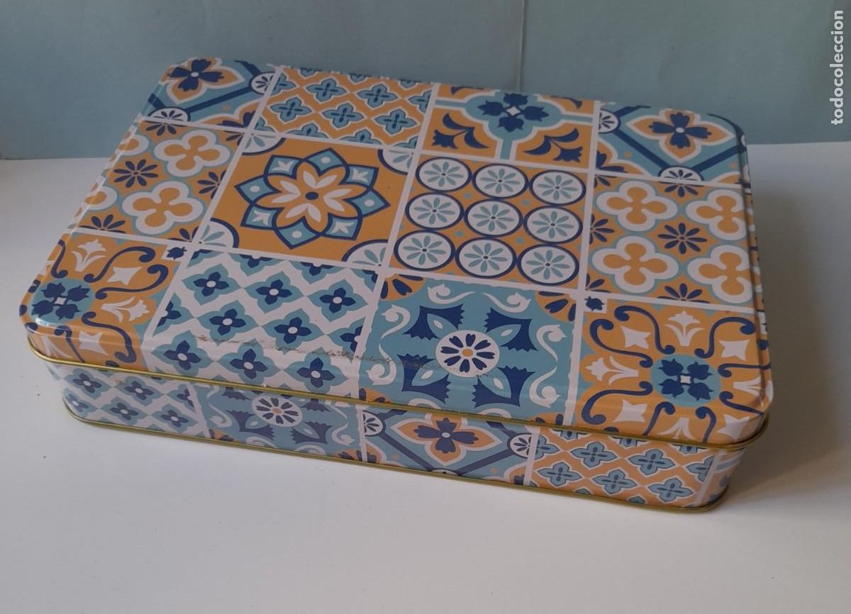 Cajas y cajitas met&aacute;licas: Caja met&aacute;lica azul tapa decorada imitando azulejos azules. Interior dorado. Medidas: 22 x 15 x 4 cm.