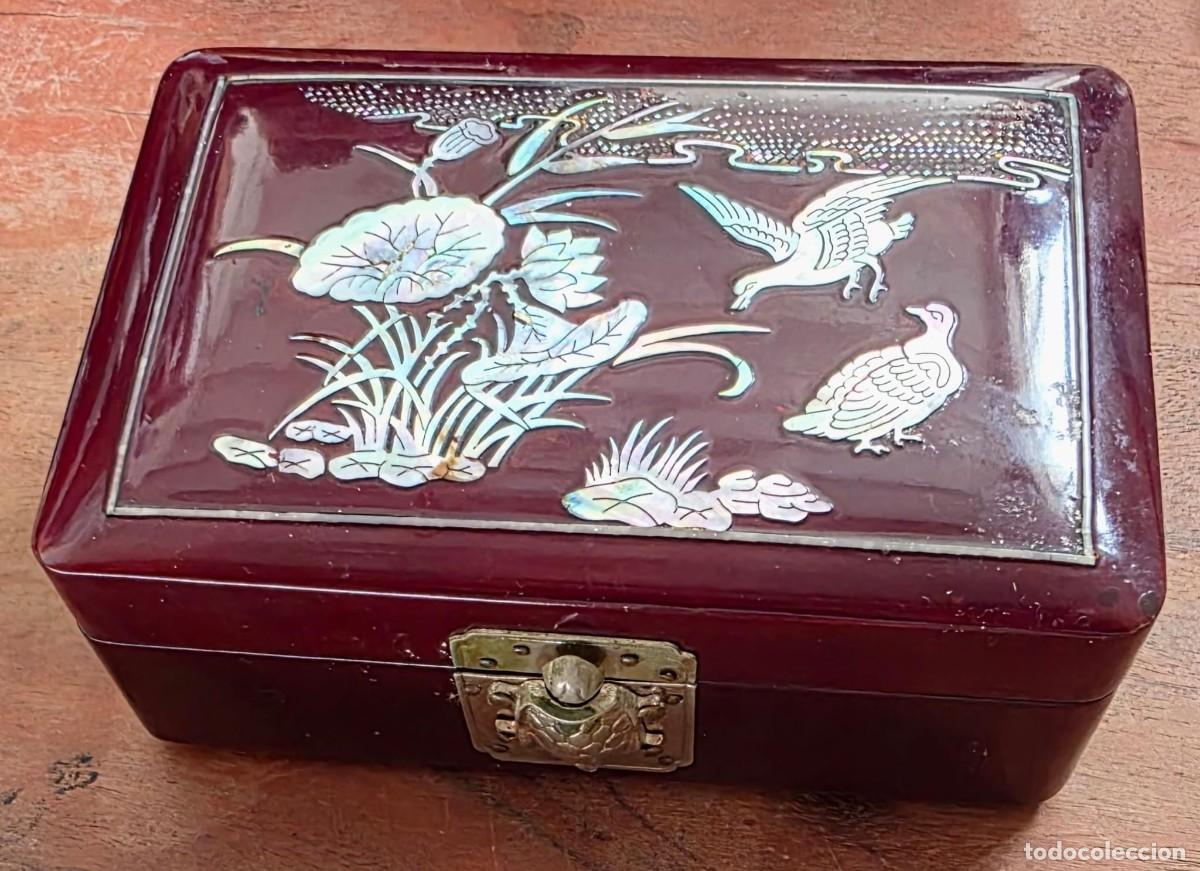 Cajas y cajitas met&aacute;licas: Caja Joyero Oriental Vintage de Madera Lacada con Incrustaciones de N&aacute;car &ndash; Motivos de Aves y Flores