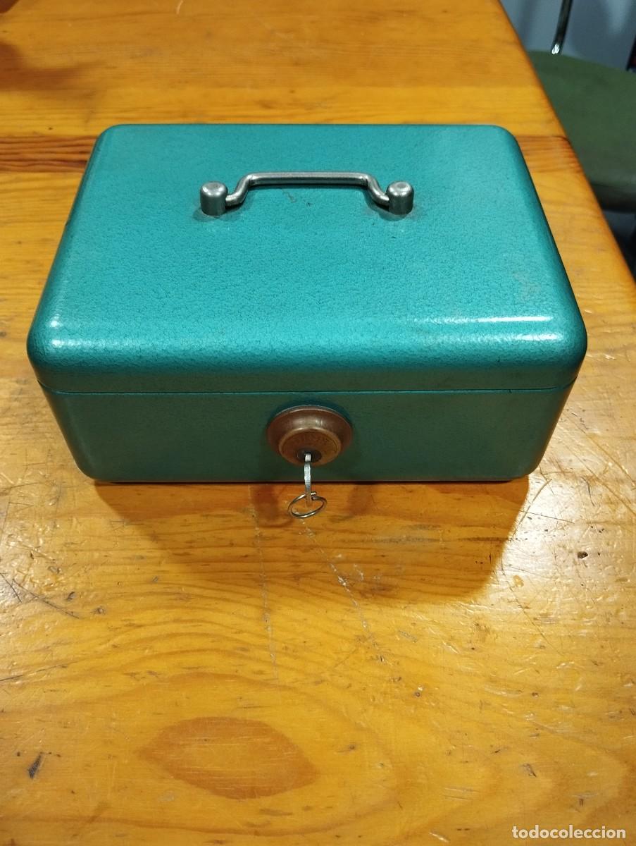 Cajas y cajitas met&aacute;licas: CAJA DE CAUDALES CON LLAVE.
