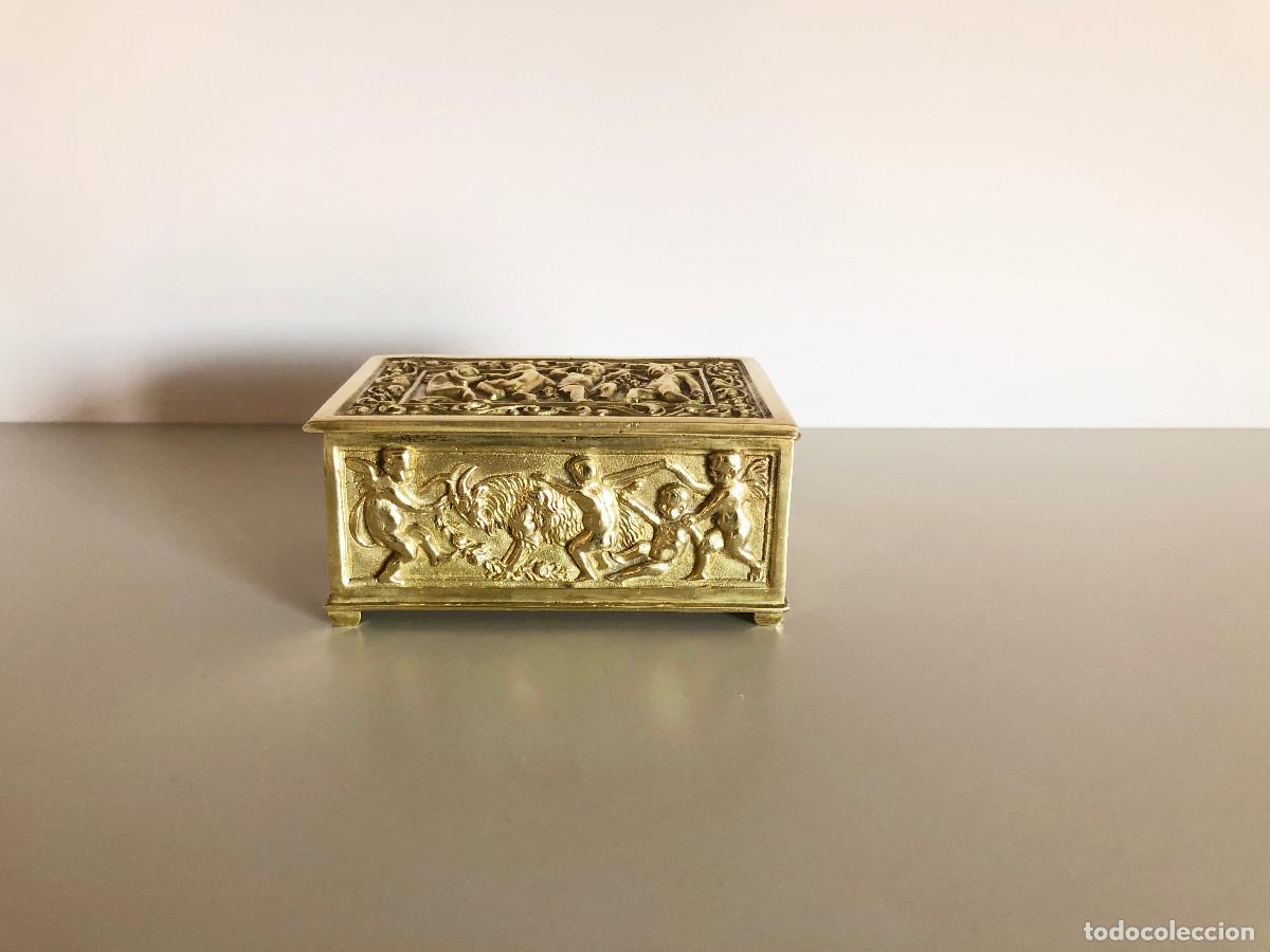 Cajas y cajitas met&aacute;licas: Caja peque&ntilde;a de lat&oacute;n repujado con putti/bacanales