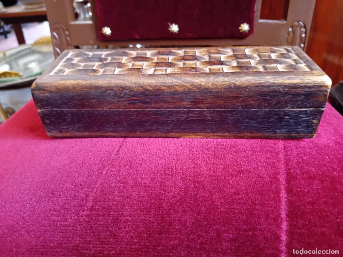 Cajas y cajitas met&aacute;licas: Caja de teka India tallada en la tapa siglo XX