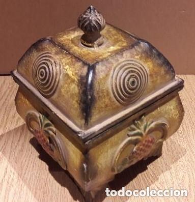 Cajas y cajitas met&aacute;licas: CAJA VINTAGE DE METAL | TAPA PIRAMIDAL | MOTIVOS EN RELIEVE | 13X13X20 CM