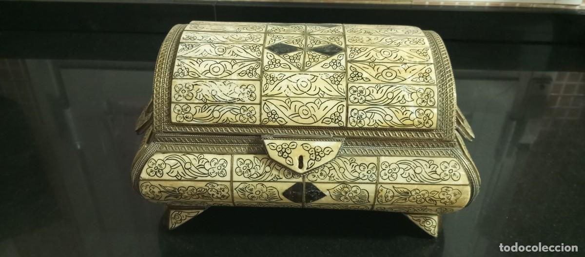 Cajas y cajitas met&aacute;licas: Cofre-ba&uacute;l de hueso de camello