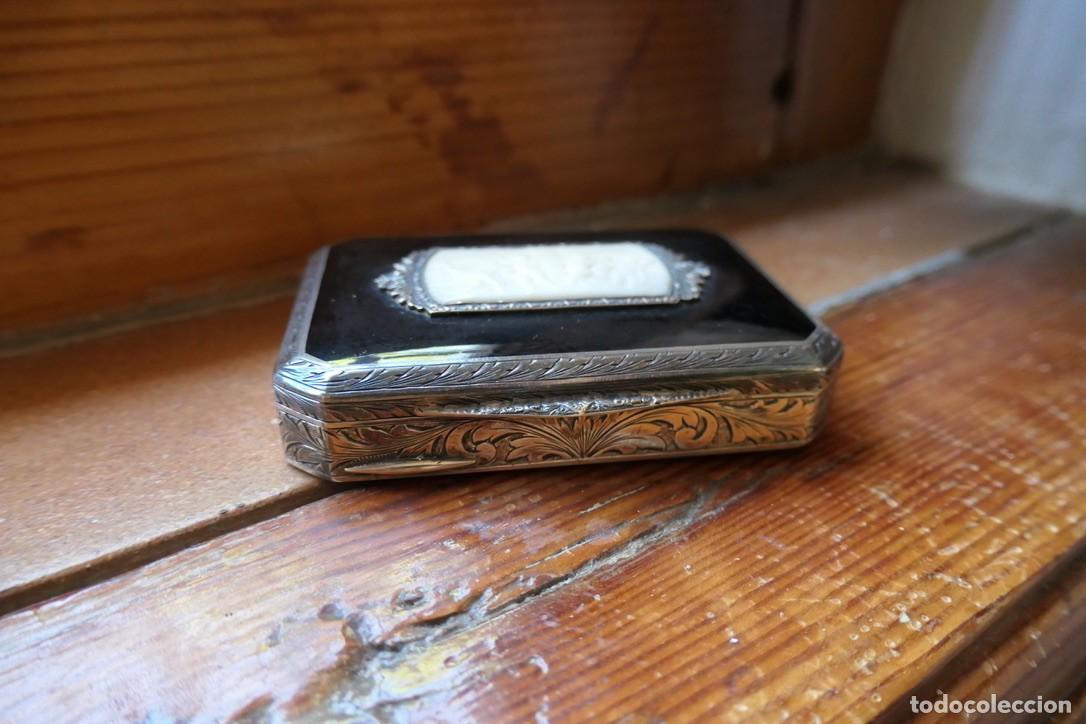 Cajas y cajitas met&aacute;licas: cajita de plata italiana con medall&oacute;n central en la tapa-7,8 x 5,5 cm
