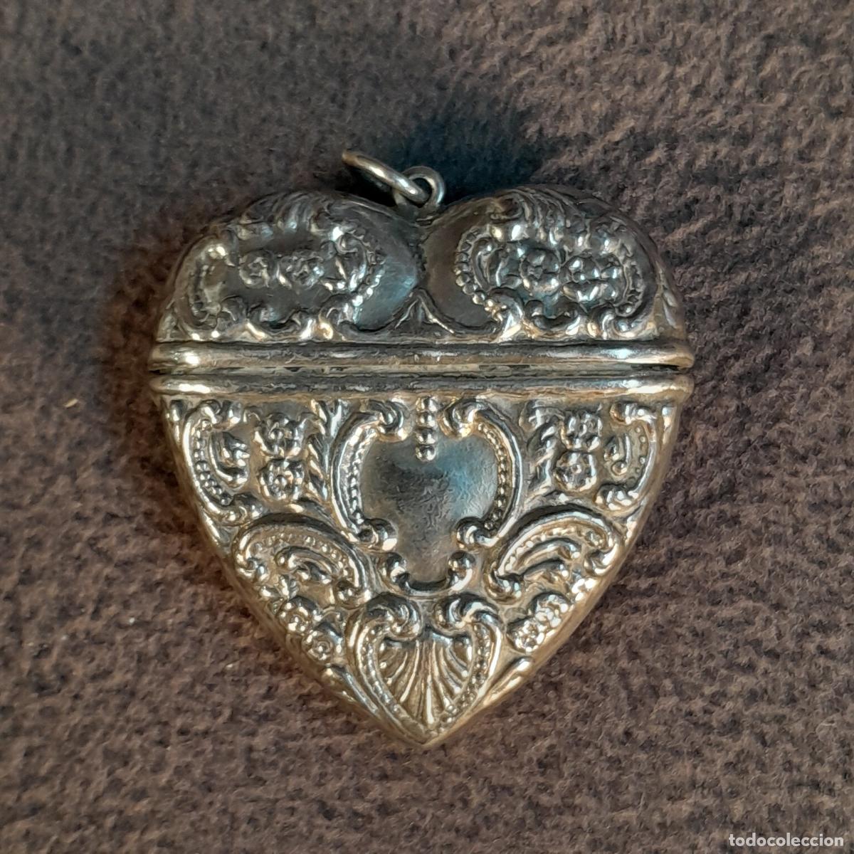 Caixas e caixinhas met&aacute;licas: CP-1. CAJITA DE BOLSILLO PARA CERILLAS EN PLATA DE LEY CON DECORACI&Oacute;N REPUJADA. PRINCIPIOS S. XX.