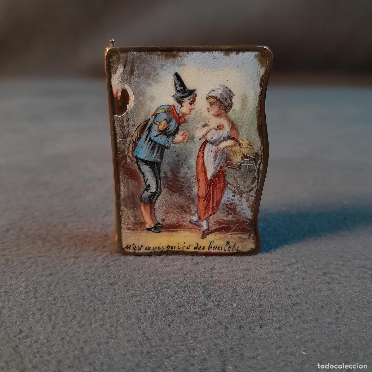 Bo&icirc;tes et petites bo&icirc;tes m&eacute;talliques: GUARDACERILLAS DE METAL DE ESMALTE MINIATURISTA CON MOTIVO GALANTE. SIGLO XVIII