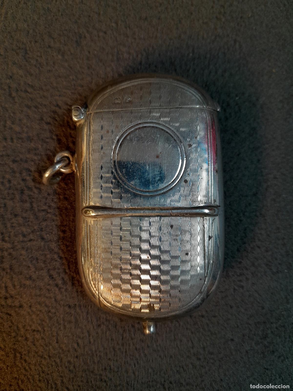 Bo&icirc;tes et petites bo&icirc;tes m&eacute;talliques: CP-8. ESTUCHE PARA CERILLAS EN PLATA DE LEY CONTRASTADA. WILLIAM NEALE, 1898.