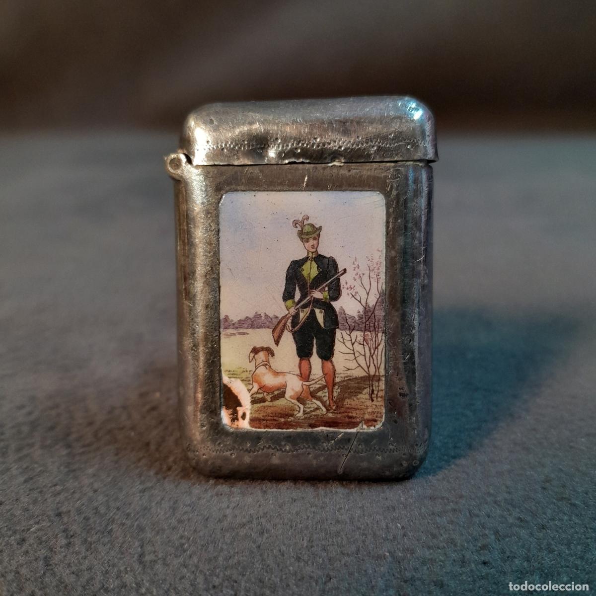 Bo&icirc;tes et petites bo&icirc;tes m&eacute;talliques: CP-7. ESTUCHE PARA CERILLAS CON ESCENA ESMALTADA Y PINTADA A MANO. EN PLATA. FINALES S. XIX.
