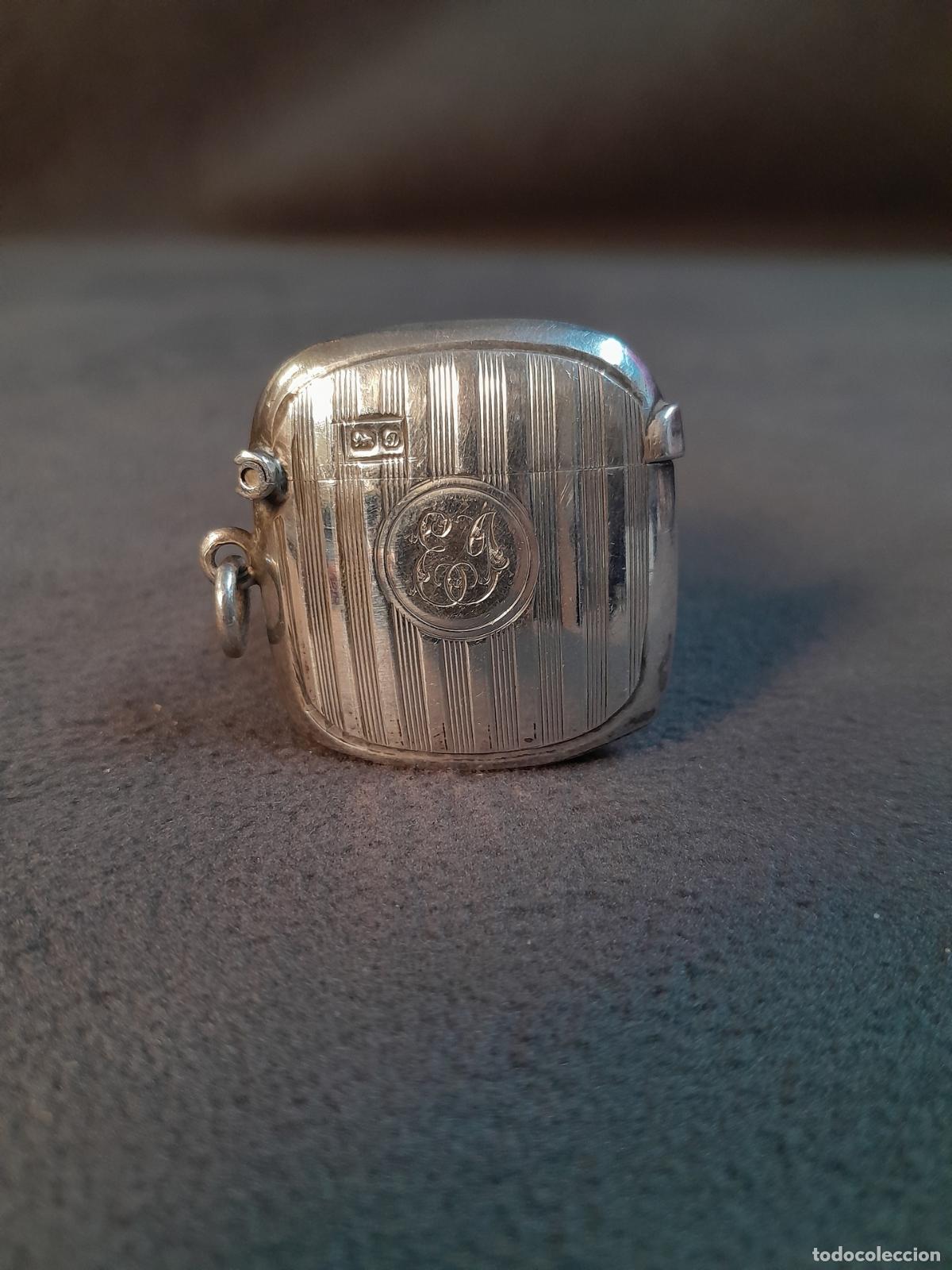 Bo&icirc;tes et petites bo&icirc;tes m&eacute;talliques: CP-11. ESTUCHE PARA CERILLAS DE RAYAS EN PLATA LEY. PERIODO VICTORIANO. SIGLO XIX