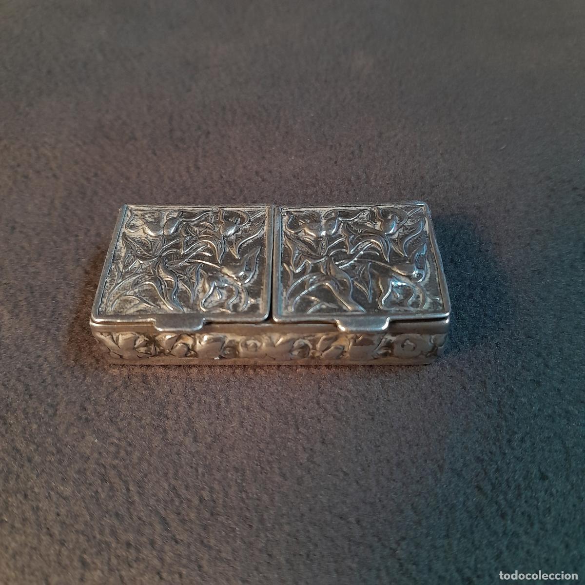 Casse e cassette metalliche: PASTILLERO CAJITA DE SOBREMESA CON DOBLE COMPARTIMENTO EN PLATA. SIGLO XX.
