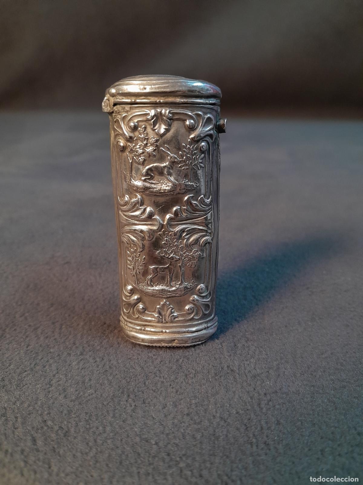 Cajas y cajitas met&aacute;licas: CP-14. ESTUCHE PARA CERILLAS REALIZADO EN PLATA DE LEY CON DECORACI&Oacute;N CINEG&Eacute;TICA. FINALES S. XIX.
