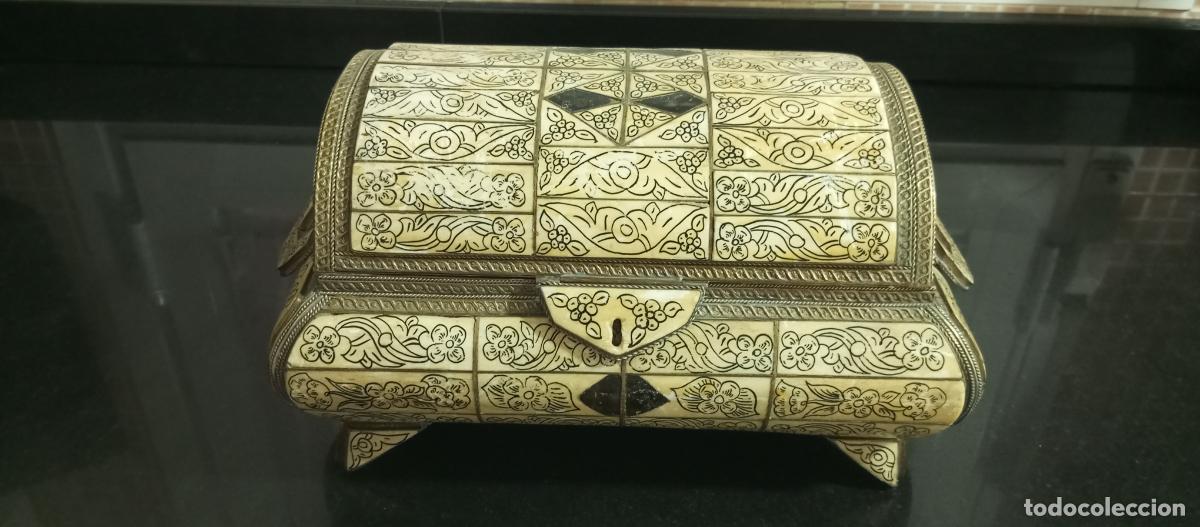 Cajas y cajitas met&aacute;licas: Cofre-ba&uacute;l de hueso de camello