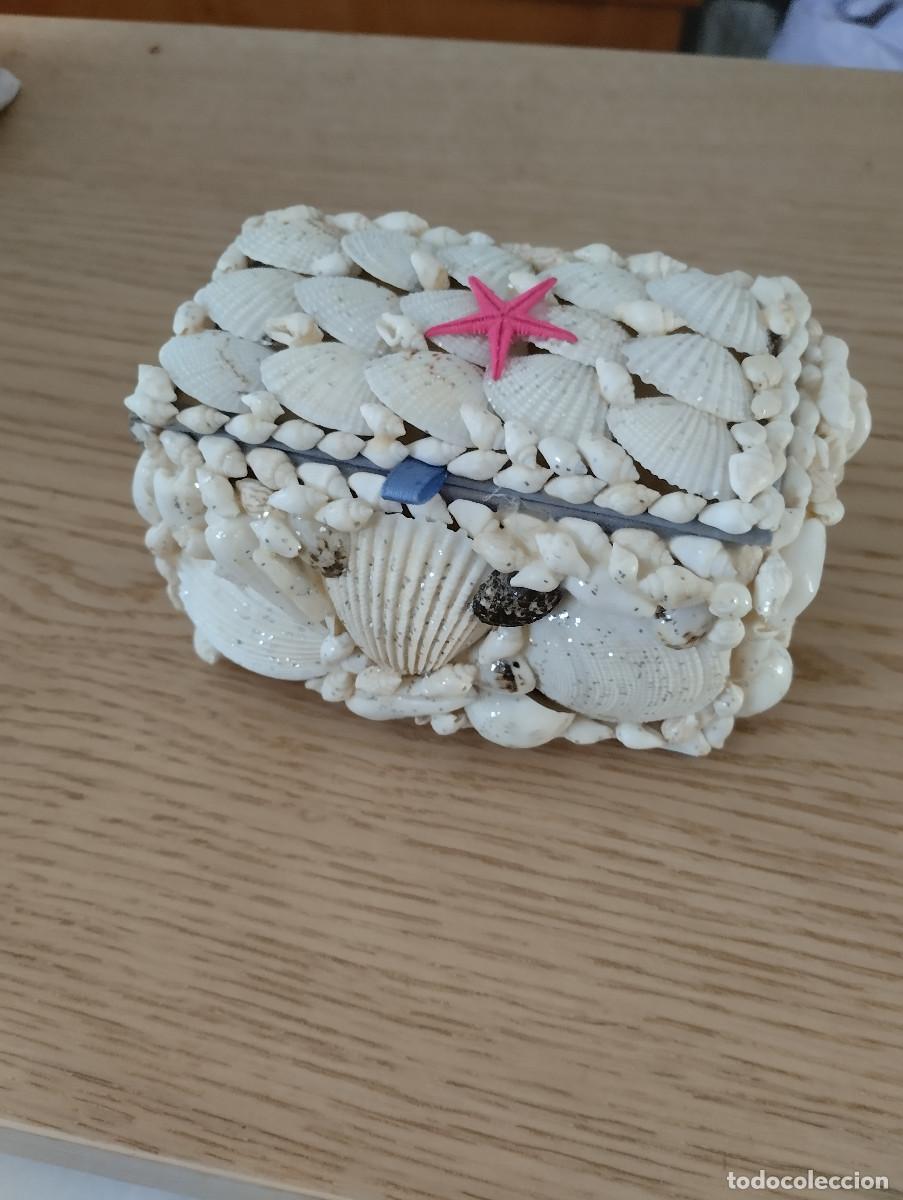 Cajas y cajitas met&aacute;licas: joyero con interior de terciopelo azul y decorado con caracolas